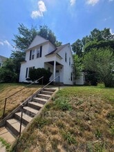 932 Crescent St NE