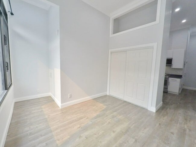 Building Photo - Remodeled & Sunny Studio with Modern Kitchen