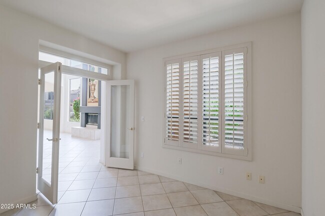 Foto del edificio - 8100 E Camelback Rd