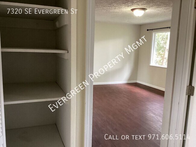 Building Photo - 2 bdrm, 1 bath- privately located at the e...