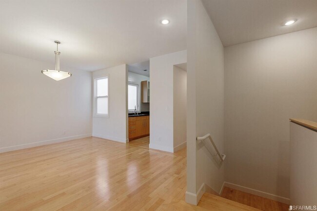 Building Photo - 565 33rd Ave