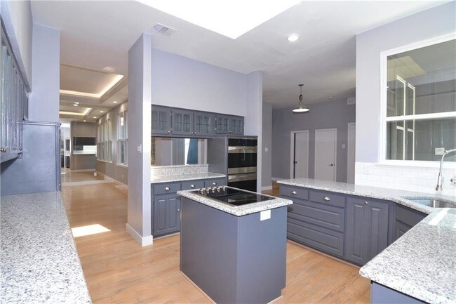 Building Photo - 6214 Twin Oaks Cir