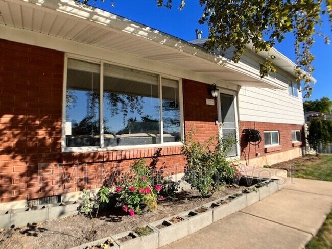 Building Photo - 1950 N 1690 W