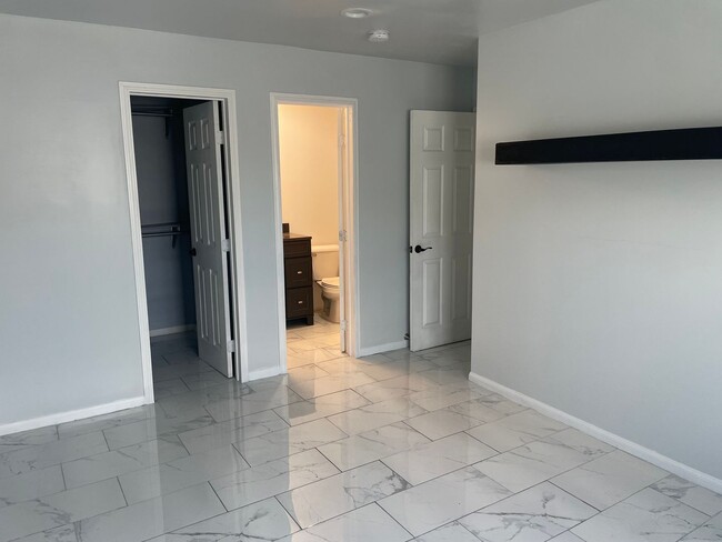 Building Photo - 2 bedroom 2 full bathrooms - Centrally loc...