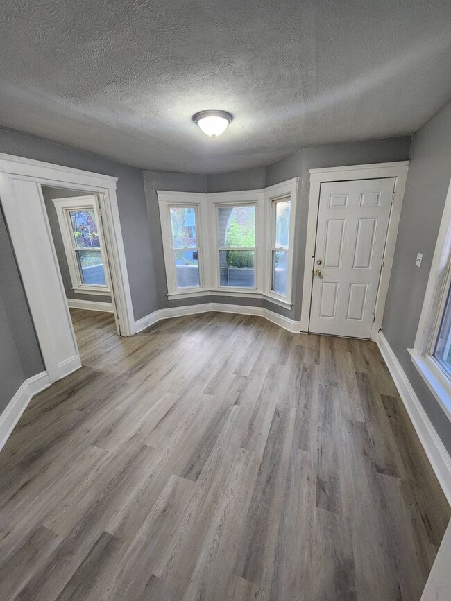 Building Photo - Charming 3-Bedroom Property in Prime Location