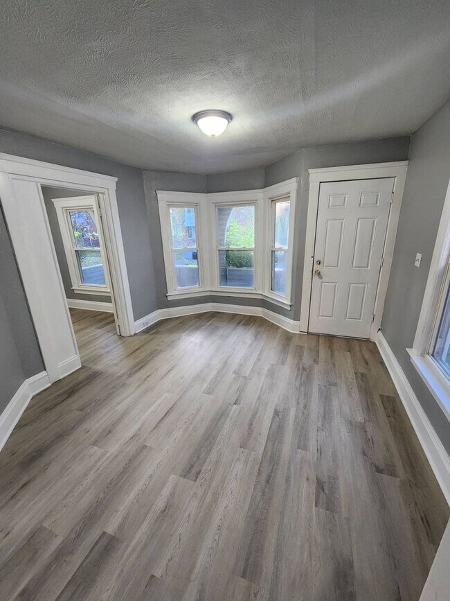 Foto del edificio - Charming 3-Bedroom Property in Prime Location