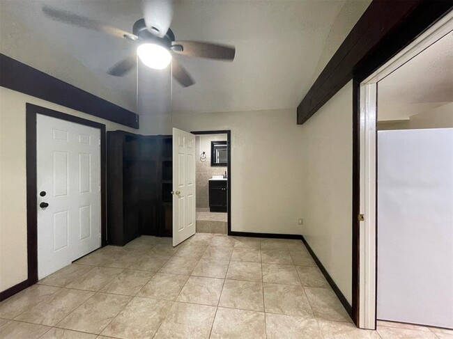 Foto del edificio - 8430 Holiday Ln