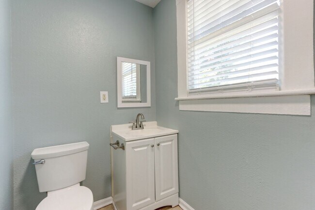 Foto del edificio - Four Bedroom - Two Bathroom - Single Famil...