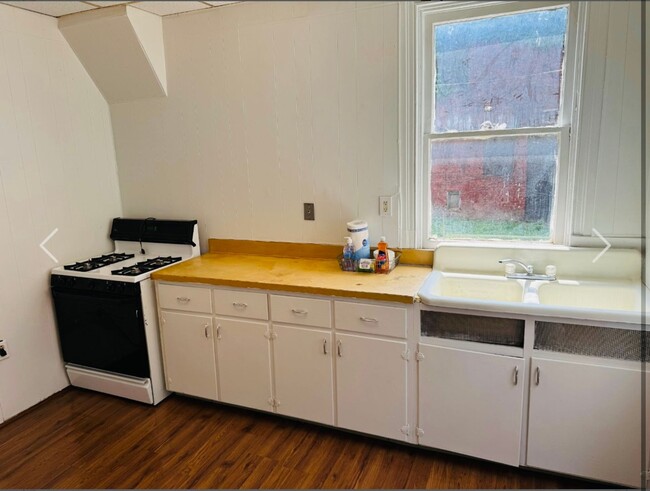 Building Photo - 1st Floor 2 Bedroom Apartment-York City SD