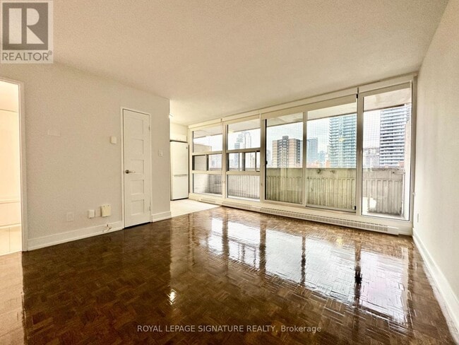 Building Photo - 33 Isabella St