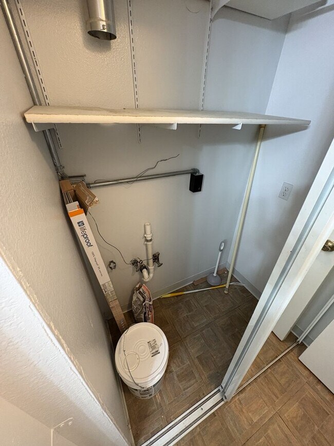 Building Photo - 1 Bed 1 Bath + Flex Room - Updated!