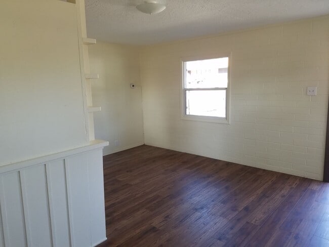Building Photo - Cozy 1 Bed, 1 Bath Cottage - Water/Sewer/T...