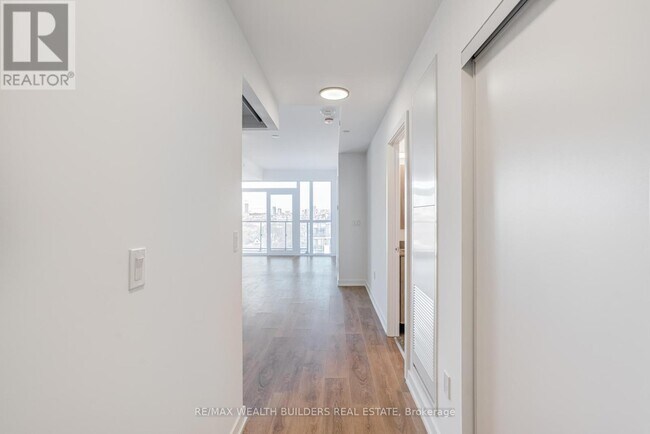 Building Photo - 1037 The Queensway