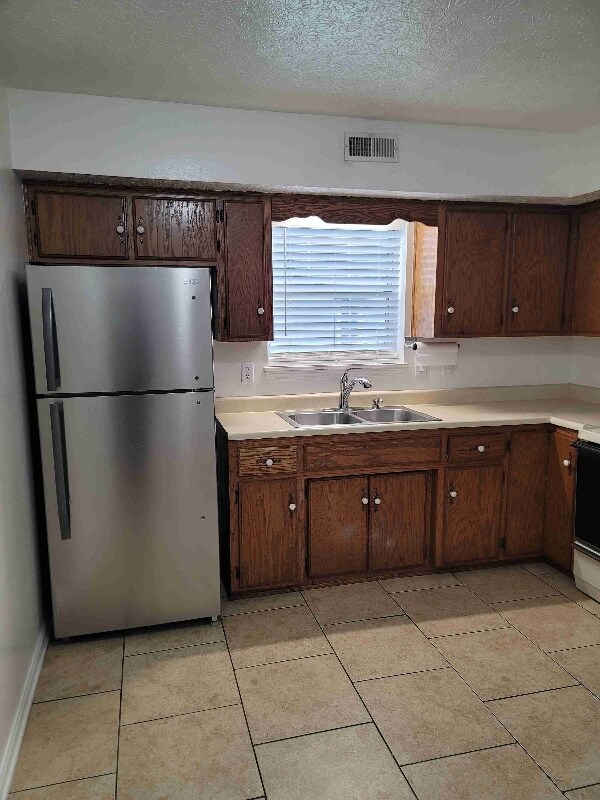Primary Photo - 739 W 8th St