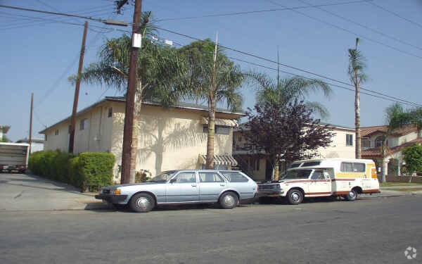 Building Photo - 919-921 Carob Way