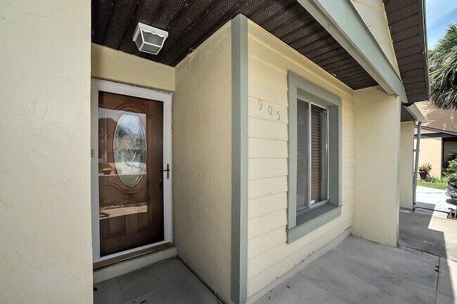 Building Photo - 905 Barbados Ave