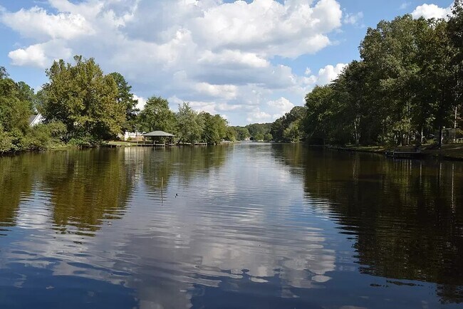 Foto del edificio - 486 Lacebark Dr