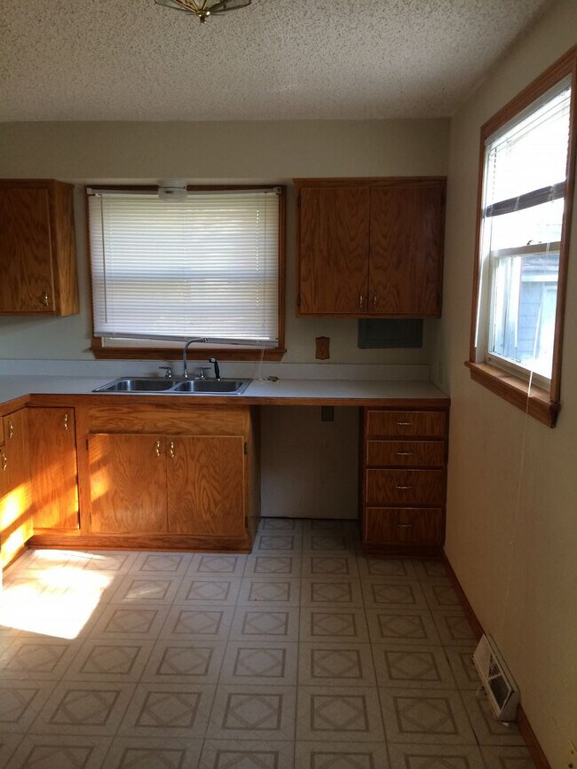 Building Photo - Great 2 bdrm w/ 3 car garage