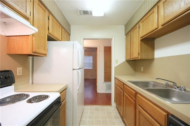 Building Photo - 1903 E 20th St