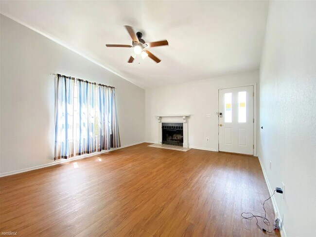 Living Room - 1604 Mill St