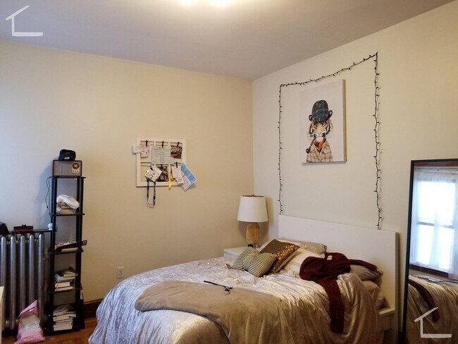 Building Photo - Charming 3 Bedroom