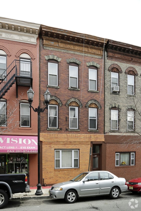 Primary Photo - 1514 Summit Ave