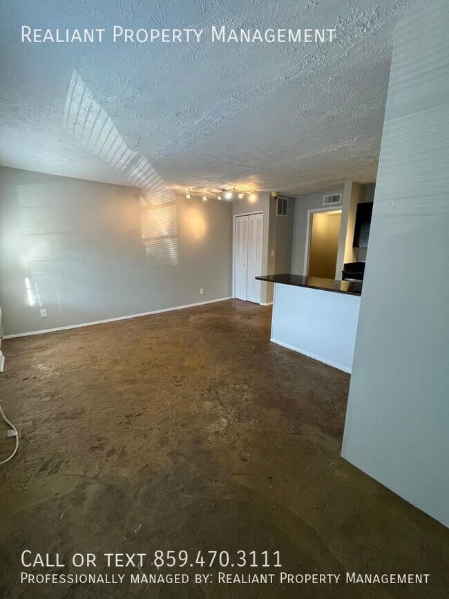 Building Photo - 468 N. Limestone-10