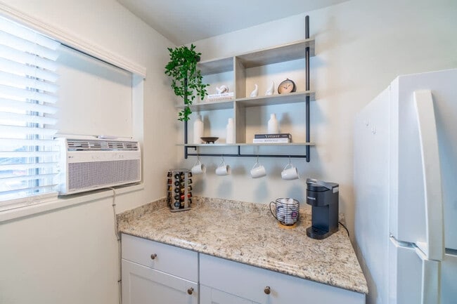 Building Photo - 734 Vine St