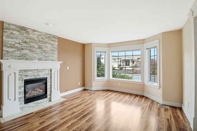 Building Photo - Anacortes 3 Bedroom 2.5 Bathroom - Boat Pa...