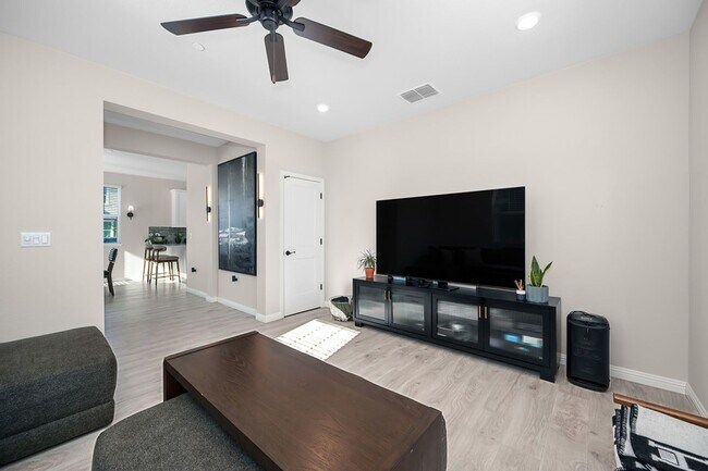 Foto del edificio - Beautiful 3 Bedroom Home with Updated Finishes & 2-Car Garage!