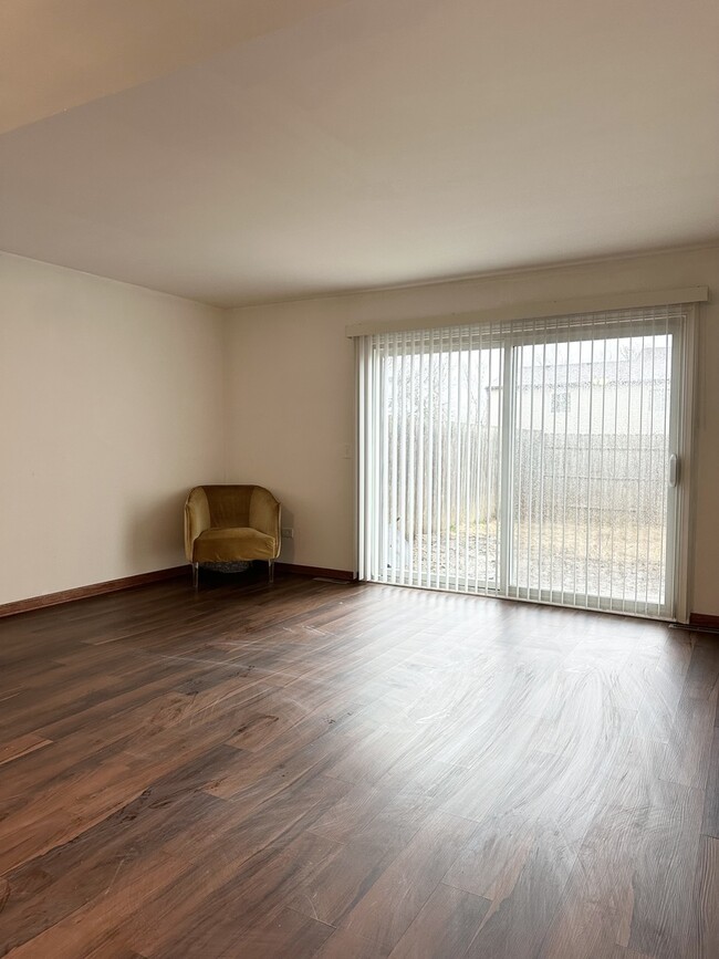 143 S Hale Ave, Bartlett, IL 60103 Condo for Rent in Bartlett, IL