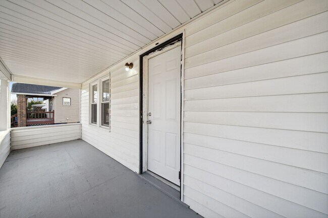 Foto del edificio - Cute 2 Bed 1 Bath Remodeled Home W/basemen...