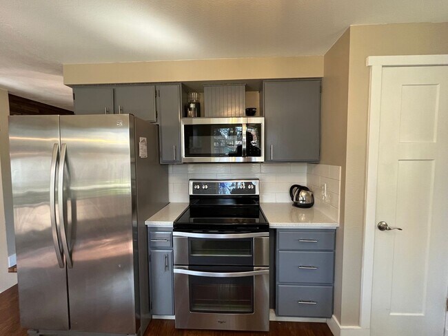Building Photo - Astounding 3 bed 3 bathroom home in Beaver...