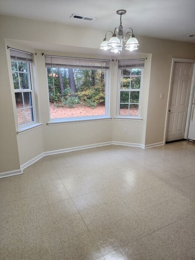 Foto del edificio - Beautiful home located right outside City Limits