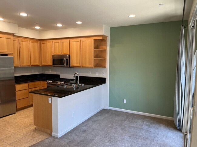 Foto del edificio - Stylish Willow Glen Townhome with Dual Master Suites, High Ceilings & Modern Upgrades!