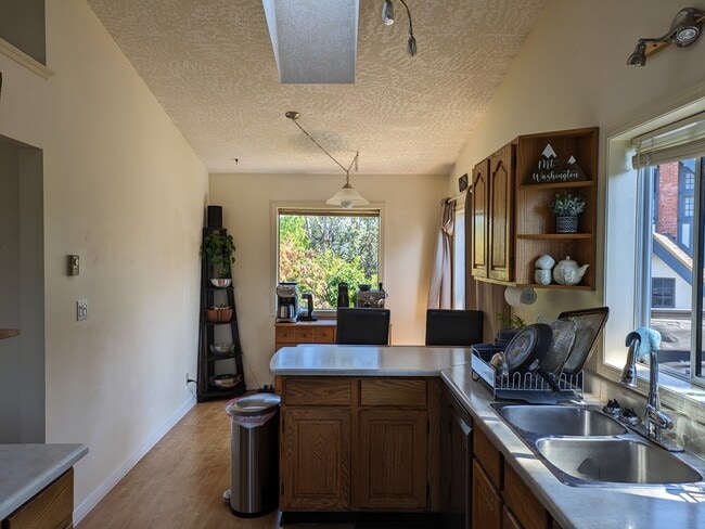 Building Photo - 1006 Highrock Av