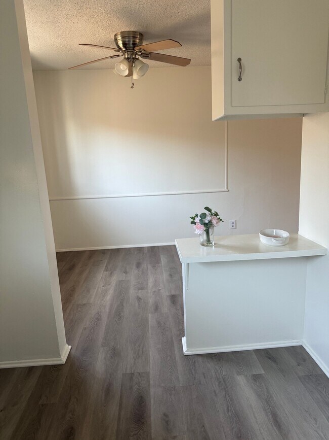 Foto del edificio - 6857 Whitsett Ave