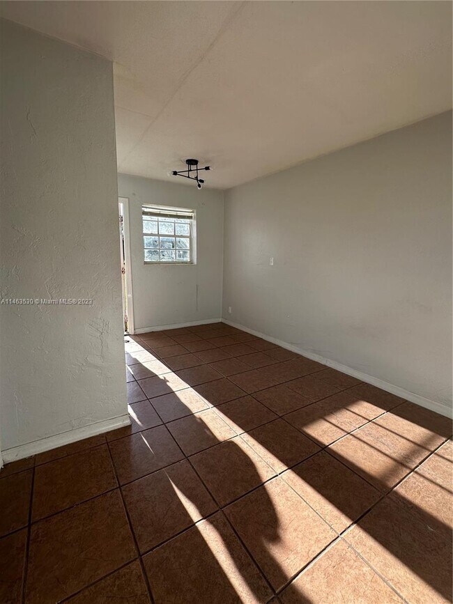 Foto del edificio - 302 NW 7th Ct