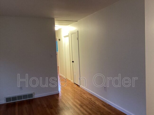 Building Photo - 323 Fairfax Ave