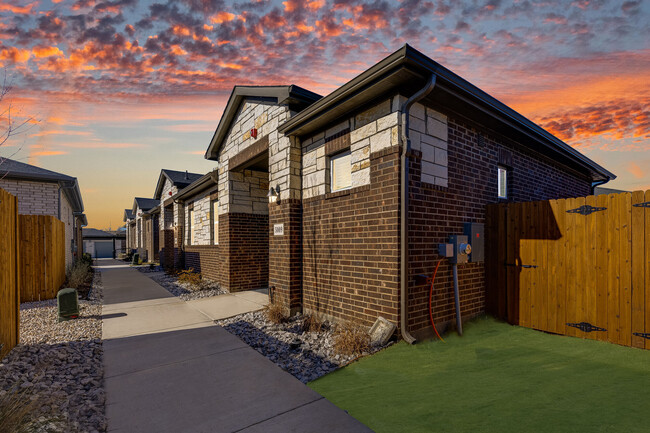 Building Photo - Yardly Cross Creek Meadows