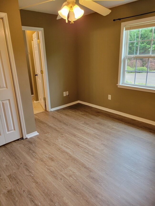 Building Photo - 456 Austin St