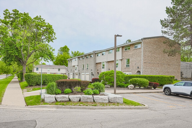 Building Photo - Creekside Townhomes