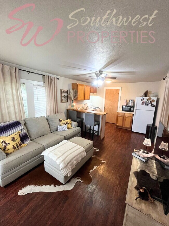 Foto del edificio - Your Own Space — Large 1 Bedroom Just One Block from Campus
