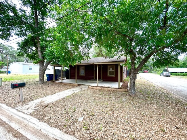 Building Photo - AVAILABLE NOW! Corner Lot 3 Bedroom / 1.5 ...