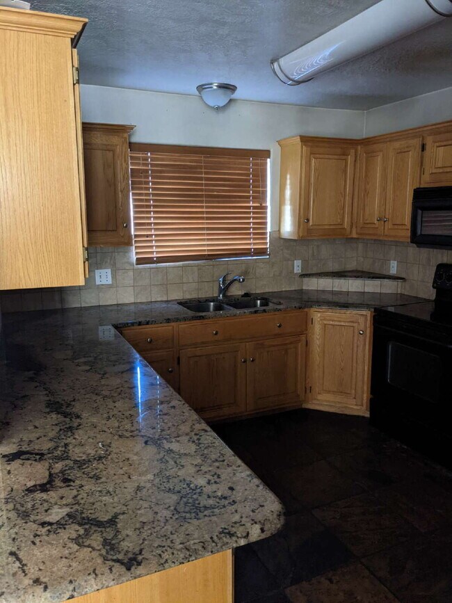 Foto del edificio - 3-Bed Townhouse in Saint George with Spacious 1400 Sq Ft Layout "