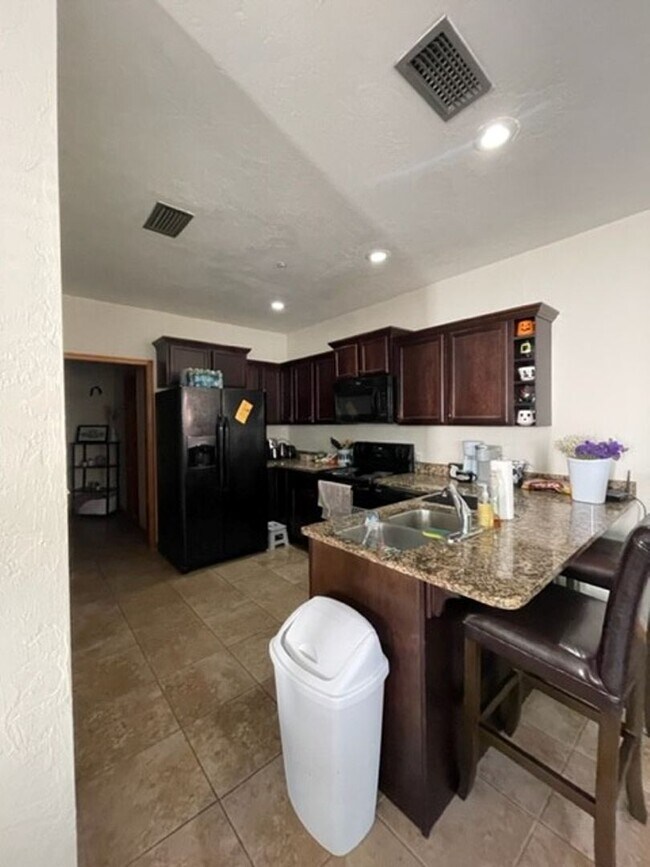 Building Photo - C0517 Woodbury Row