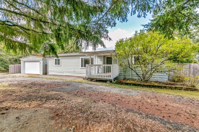 Building Photo - Cozy 3 Bedroom Home on a Large Lot!