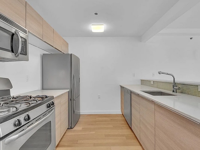 Foto del edificio - 91-16 Shore Front Pkwy