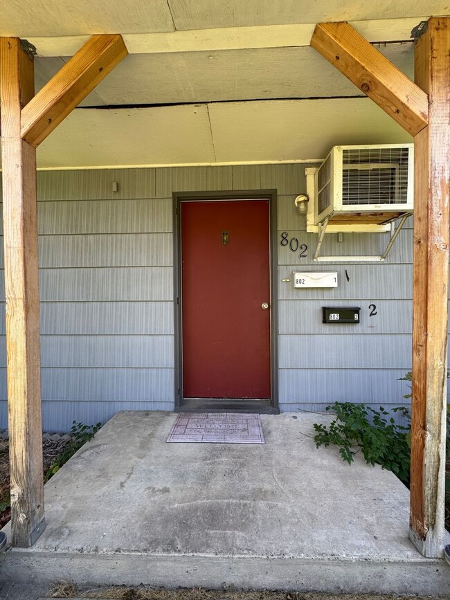 Building Photo - Cozy 2-Bedroom Pet-Friendly Home for Lease