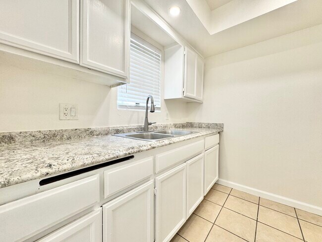 Foto del edificio - 5917 Woodman Ave